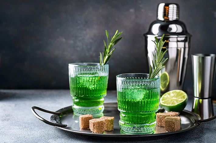 Absinth Gläser, Shaker im Hintergrund